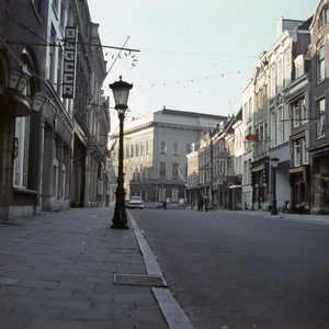 859515 Gezicht op het Oudkerkhof te Utrecht, met op de achtergrond het Stadhuis.